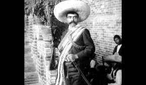 Emiliano Zapata en una de sus fotografías más conocidas, con su indumentaria revolucionaria
