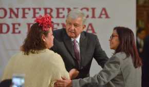 Una mujer se coló a Palacio Nacional para entregarle un documento al presidente de México
