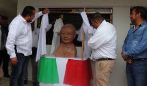 Esta extraña figura que pretende ser Benito Juárez fue elaborada por un artista emergente y cobró 1,500 pesos