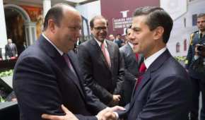 César Duarte saludando al expresidente Enrique Peña Nieto en la Ciudad de México