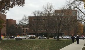 Las autoridades universitarias dijeron que un hombre armado estaba al interior del campus
