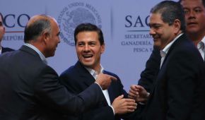 El titular de la Sagarpa, José Calzada (izquierda), el presidente Peña (centro) y Benjamín Grayeb, del Consejo Nacional Agropecuario