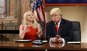 Kate McKinnon como Kellyanne Conway, la manager de campaña, y Alec Baldwin como Donald Trump