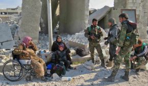 Fuerzas del gobierno sirio junto a los civiles después de recuperar uno de los cuadrantes del este de la ciudad