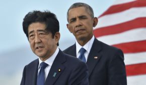 El primer ministro de Japón, Shinzo Abe (en primer plano), y el presidente de Estados Unidos, Barack Obama
