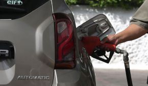 El experto cree que es mejor hacer pagar el costo real de los combustibles, a los que sí pueden hacerlo