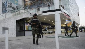 Militares resguardan las calles en donde se registró el enfrentamiento entre presuntos sicarios y elementos de la policía estatal