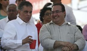 Fidel Herrera (izquierda) acompaña al exgobernador Javier Duarte durante un evento en 2013