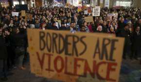 Ciudadanos de Escocia protestaron por las medidas contra inmigrantes que firmó Trump
