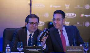 El secretario de Economía, Ildefonso Guajardo, y el gobernador de Hidalgo, Omar Fayad durante el anuncio