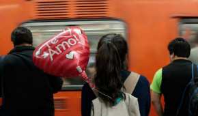 De acuerdo con el Metro, entrar con globos metálicos a sus instalaciones va contra su reglamento