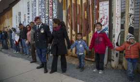 Decenas de personas se reunieron en el muro fronterizo en Tijuana, a fin de formar una valla humana tomados de la mano