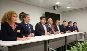 Algunos de los senadores perredistas que nombraron a Raúl Morón (cuarto, de izquierda a derecha) como su coordinador