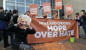 Un grupo de manifestantes celebró la derrota del extremista Geert Wilders en las elecciones nacionales