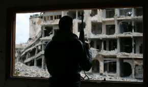 Un rebelde sirio hace vigilancia en la ciudad de Daraa, al sur de la capital del país