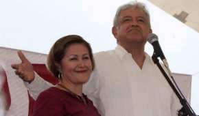 La excandidata de Morena a una alcaldía en Veracruz junto al dirigente nacional López Obrador