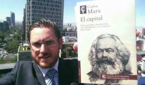 El secretario particular del procurador Raúl Cervantes comparte en redes sociales su gusto por la lectura