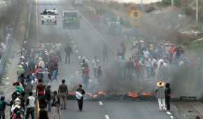 Un grupo de hombres y mujeres bloquearon la carretera Orizaba-Puebla