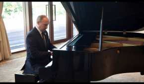 El presidente ruso se tomó unos minutos para tocar un piano de cola mientras esperaba a Xi Jinping