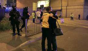Personas que trabajan en la Arena Manchester se resguardan tras un ataque con bomba que dejó más de 20 muertos