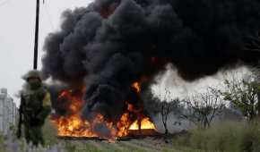 Bomberos y el Ejército apagan un incendio en una toma clandestina en Puebla