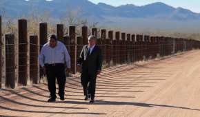 Los representantes de Tohono O’odham, el vicepresidente (izq) y el presidente