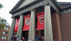 La prestigiada universidad se encuentra en Cambridge, Massachusetts, EU