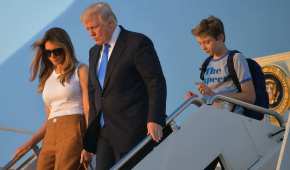 Melania Trump al arribar a un aeropuerto cercano a Washington, D.C., acompañada de su hijo Barron