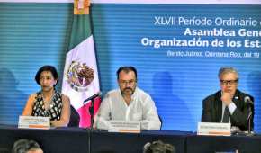 El secretario de Relaciones Exteriores, Luis Videgaray (centro) dio un mensaje al abrir la reunión general de la OEA