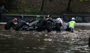 Uno de los vehículos afectados por las lluvias en la Ciudad de México