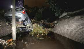 El desbordamientod el rio San Buenaventura en Xochimilco causó estragos a viviendas y vehículos