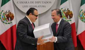 El presidente de la Cámara de Diputados, Jorge Ramírez, recibe el proyecto del titular de Hacienda, José Meade