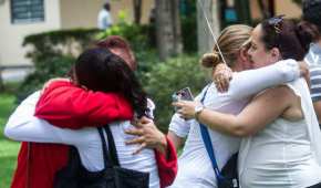 Mujeres se abrazan durante la misa en honor a las víctimas del Colegio Rébsamen
