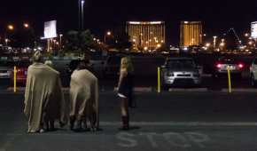 Testigos del tiroteo masivo de este lunes por la madrugada esperan la llegada de la policía en Las Vegas