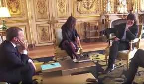 El presidente de Francia (izquierda) observa mientras su perro se orina en una reunión con ministros