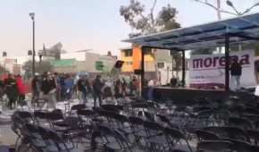 En Coyoacán un grupo de personas lanzó sillas al estrado