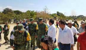 Cienfuegos visitó Jamiltepec, en donde se reunió con los familiares de las víctimas