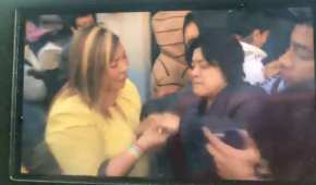 La reportera Sara Solís (izquierda) en el momento en que la docente Alma Contreras le arrebata un celular