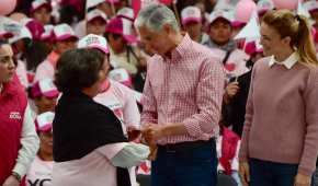 Prometió durante su campaña la entrega de tarjetas del Salario Rosa a amas de casa