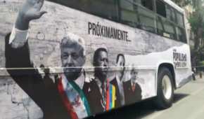 Un camión que circula por calles de la CDMX luce en su carrocería propaganda del documental 'Populismo en América Latina'
