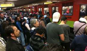 La gente espera a los trenes para poder abordar el Metro
