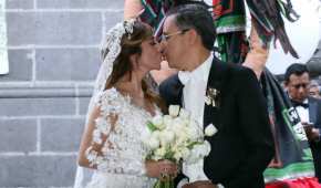 Dulce María Silva y César Yáñez luego de la misa para celebrar su matrimonio