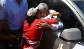 El presidente electo recibió un abrazo luego de un mitin de agradecimiento en Campeche