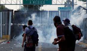Un grupo de migrantes se enfrentó con policías en la frontera entre México y Guatemala