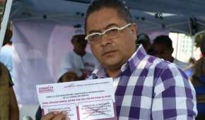 Ciudadano del Estado de México votando el día de la consulta