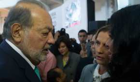 Carlos Slim conversa con la académica Beatriz Gutiérrez y la próxima secretaria de Cultura, Alejandra Frausto