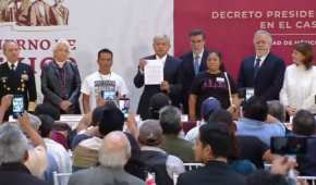 El presidente mexicano junto a familiares de los normalistas desaparecidos