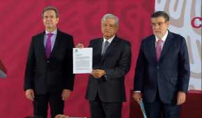 El presidente Andrés Manuel López Obrador luego de firmar la iniciativa para derogar la reforma educativa
