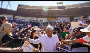 El presidente saluda a los asistentes a un mitín que se llevó a cabo en Sinaloa