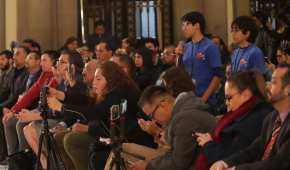 Los reporteros de Radio Aventureros preguntándole al presidente López Obrador